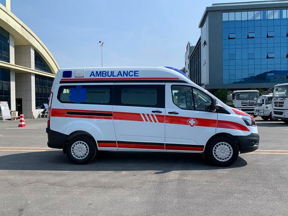 國六新全順V362中軸中頂負(fù)壓救護車